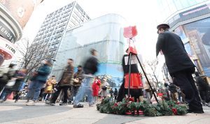 “땡그랑” 종소리에도 선뜻 안 열리는 ‘기부 지갑’…“당장 생활비 부담”