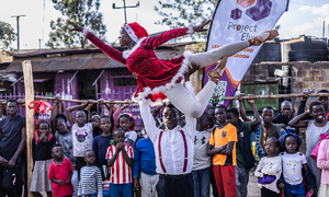 [한컷의 울림] 산타 소녀의 발레… 희망을 꿈꾸다