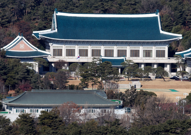 용산시대 역사의 뒤안길로<br>청와대 상공, 다시 봉황기 펄럭