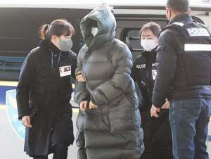 “400만원짜리 명품”…황하나, 법원 출석 때 입은 패딩 ‘눈길’