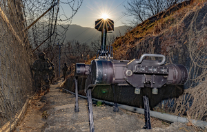 로봇개와 함께 '철책 경계 근무 중 이상 무' [한강로 사진관]