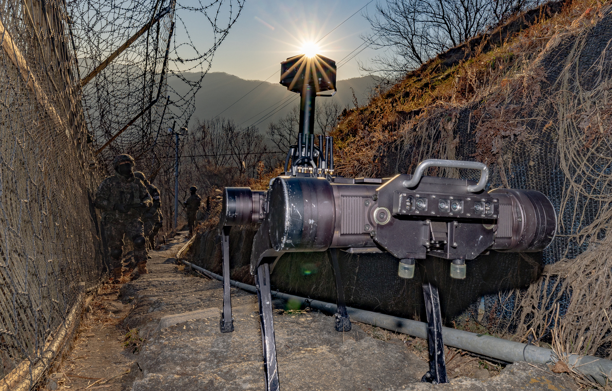 로봇개와 함께 '철책 경계 근무 중 이상 무' [한강로 사진관]
