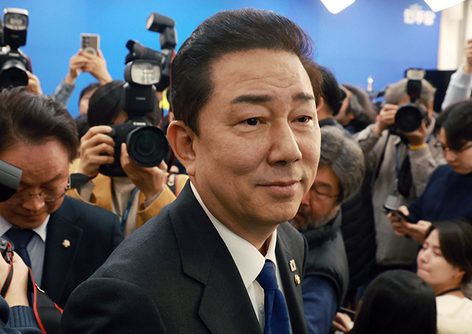 "국민 눈높이 못 미치는 처신에 책임"<br>김병기, 200일만의 불명예 퇴진