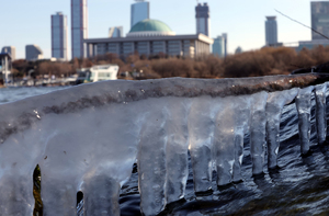 새해 첫날 꽁꽁 언 서울… 2일도 강추위 이어져