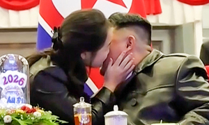 새해 시작되는 순간 김정은에 ‘볼뽀뽀’… 김주애의 계산된 연출?