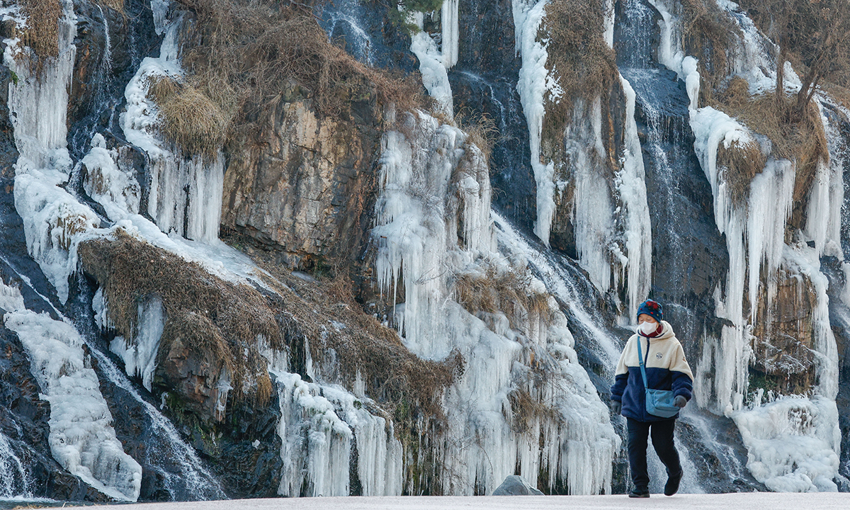 소한 강추위에 얼어붙은 홍제천 폭포 [한강로 사진관]