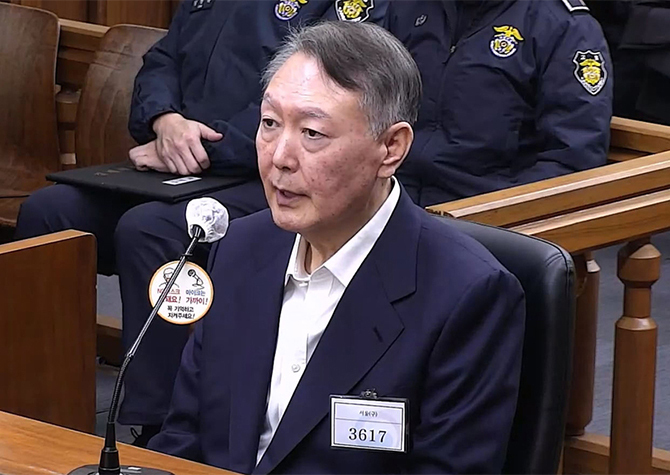 길어지는 尹 내란 결심…<br>尹, 눈 감고 ‘꾸벅꾸벅’ 졸기도