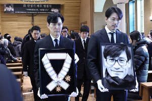 ‘국민 배우’ 안성기 마지막 길…“세상에 필요한 건 착한 사람” 생전 편지로 남긴 뜻