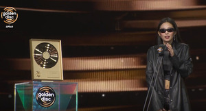 'K-팝 퀸' 제니, 골든디스크서 또 한 번의 역사 썼다…3관왕 달성