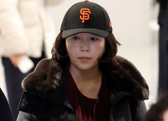 ‘강선우 1억 의혹’ 김경, 3시간 반 조사 후 귀가…재소환 방침