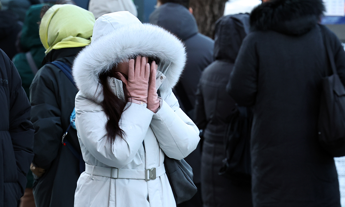 최강한파에 전국이 냉동고…출근길 중무장에도 '오들오들'