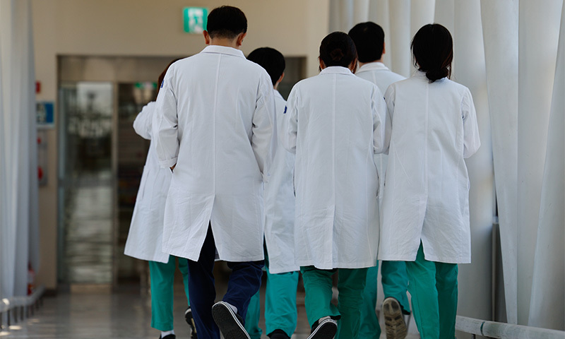 필요한 의사 인력 계속 감소…“의료계 눈치’ VS “증원 시기상조”