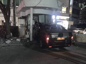 경비실 돌진한 SUV…60대 운전자 “가속 페달 잘못 밟아”