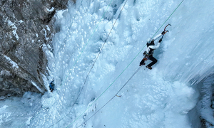 한겨울 ‘짜릿한 손맛’…구곡폭포 얼음벽 오르는 산악인들