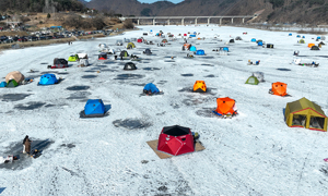 한파에 얼어붙은 북한강, 그 위로 텐트와 웃음이 올라섰다