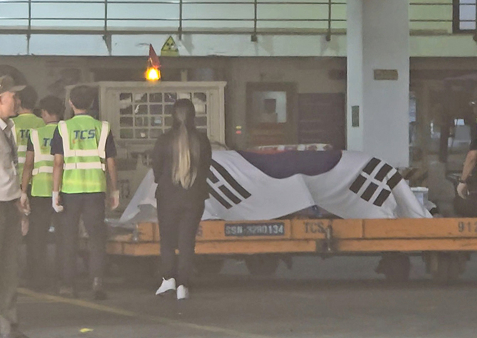 이해찬前총리 시신<br>베트남 각별 예우 속 한국행