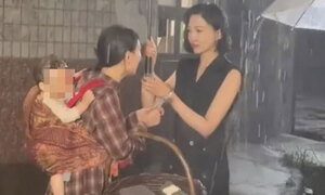 "우산 씌우지 마라"…찬물 폭우에 아역 방치한 中감독