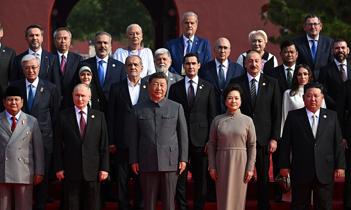 시진핑 중국 국가주석이 ‘중국 인민 항일 전쟁 및 세계 반파시스트 전쟁 승리’ 80주년 기념 열병식에 앞서 블라디미르 푸틴 러시아 대통령, 김정은 북한 국무위원장 등 참석 정상들과 함께 단체 사진을 찍고 있다.