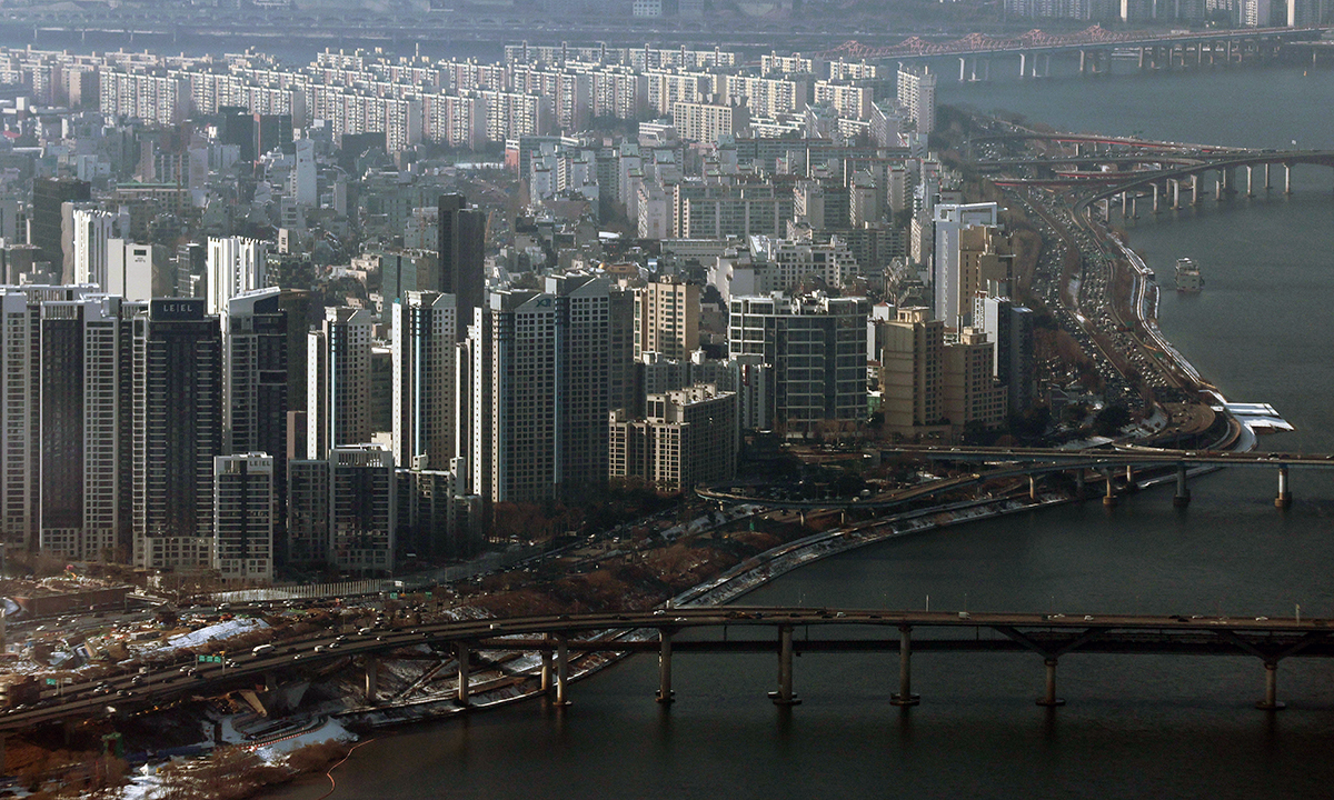 한강 이남 11개구의 중소형 아파트 평균 가격이 18억원을 돌파한 가운데 2일 서울 송파구 롯데월드타워 전망대 서울스카이에서 서울 강남 지역 아파트 단지가 보이고 있다. 뉴시스