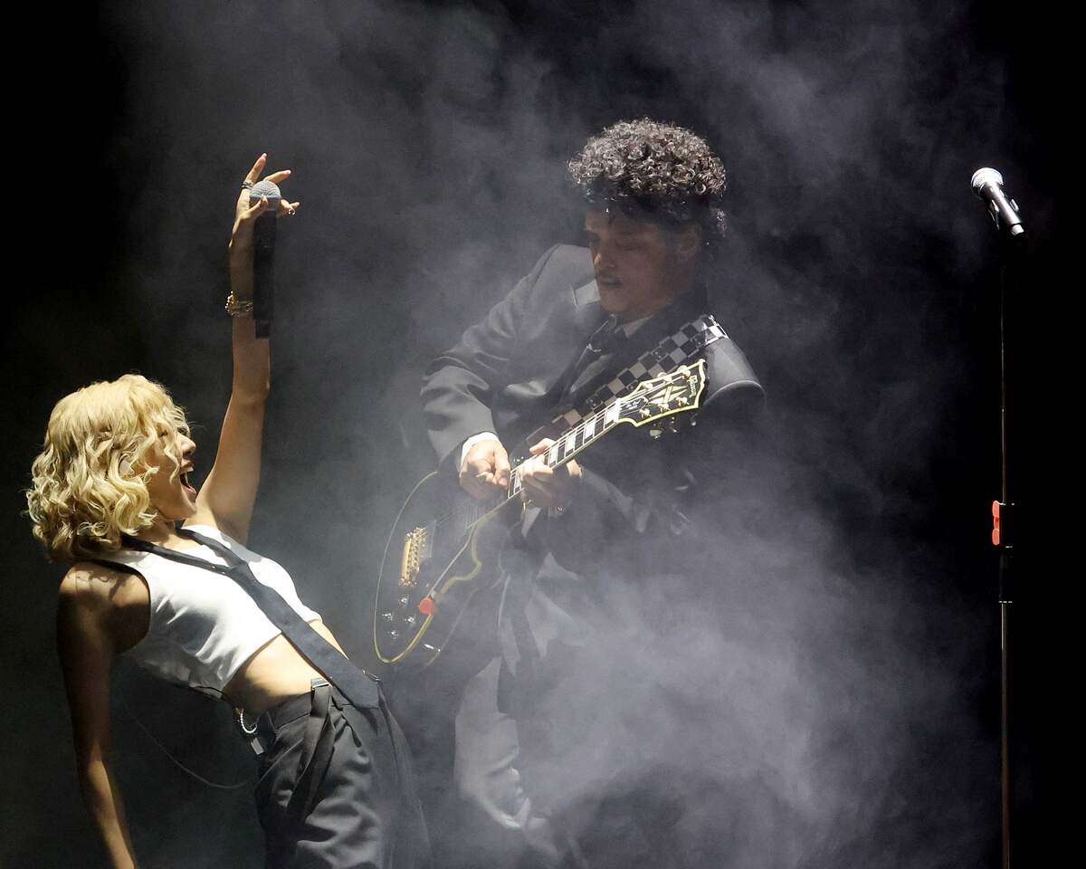 세계인 홀린 ‘아파트’ 1일(현지시간) 미국 로스앤젤레스 크립토닷컴 아레나에서 열린 제68회 그래미 어워즈 오프닝 무대에서 로제(왼쪽)가 브루노 마스가 연주하는 기타 반주에 맞춰 전 세계에서 신드롬을 일으킨 히트곡 ‘아파트(APT.)’를 부르며 화려한 퍼포먼스를 선보이고 있다.로스앤젤레스=AFP연합뉴스