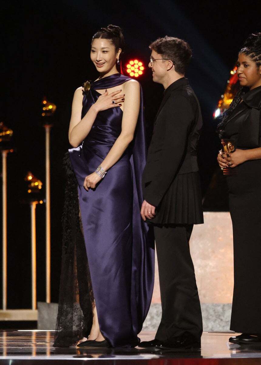 넷플릭스 애니메이션 영화 '케이팝 데몬 헌터스' 오리지널사운드트랙(OST) '골든' 곡 작업에 참여한 이재가 1일(현지시간) 그래미 어워즈 시상 무대에 올랐다.&nbsp;AFP=연합뉴스