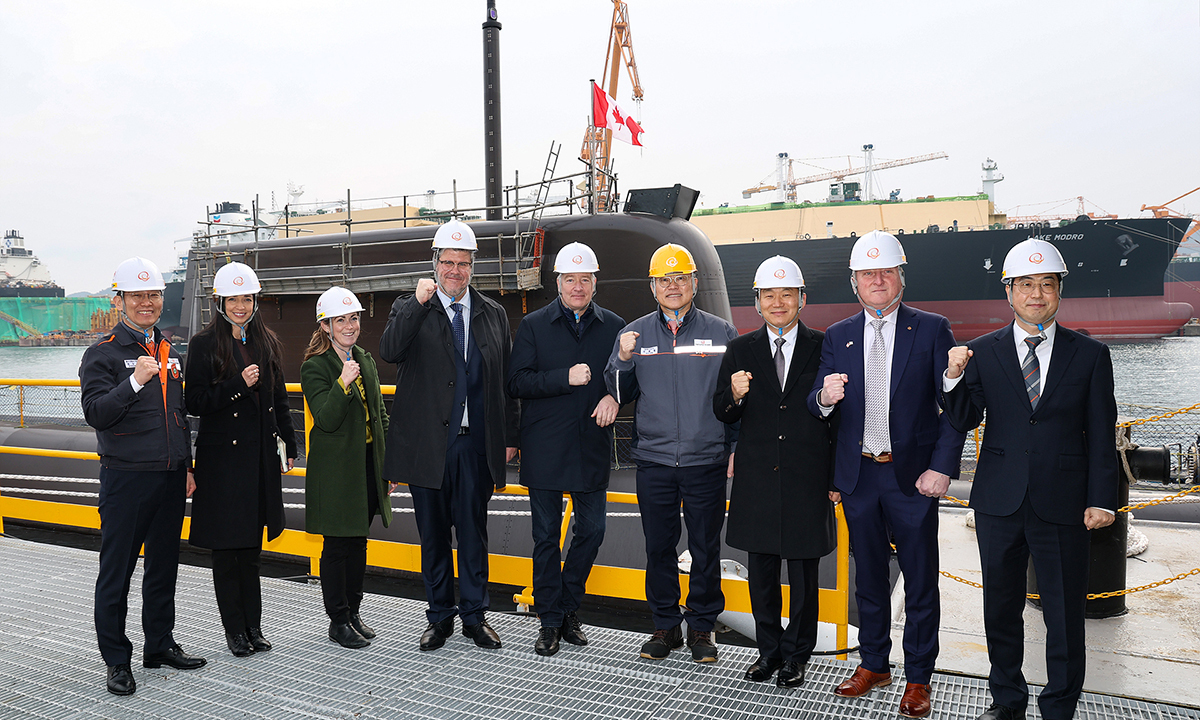 한화오션 거제사업장 현장 실사 스티븐 퓨어 캐나다 국방조달 특임장관(가운데)이 2일 한화오션 거제사업장을 방문해 국방부 이두희 차관(오른쪽 세 번째), 김희철 한화오션 대표(〃 네 번째) 등 양국 관계자들과 기념 촬영을 하고 있다. 한화오션 제공