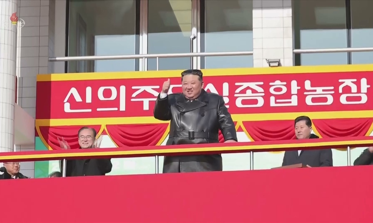 김정은 북한 국무위원장이 신의주 온실종합농장 준공식에 1일 참석했다. 북한은&nbsp;온실농장을 김정은 시대를 상징하는 대표적 성과이자, 9차 당대회에 바치는&nbsp;‘충성의 선물’로 내세우고 있다. 조선중앙TV·뉴시스