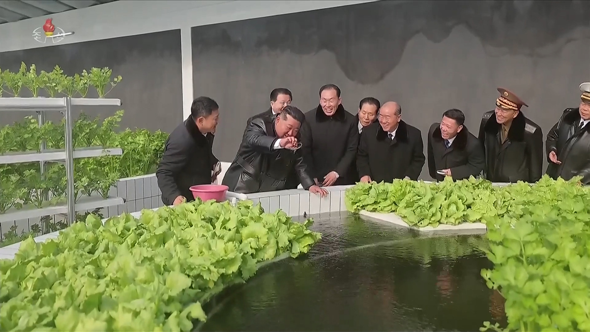 김정은 북한 국무위원장이 신의주 온실종합농장을 1일 둘러보며 만족감을 드러내고 있다.&nbsp;조선중앙TV·뉴시스
