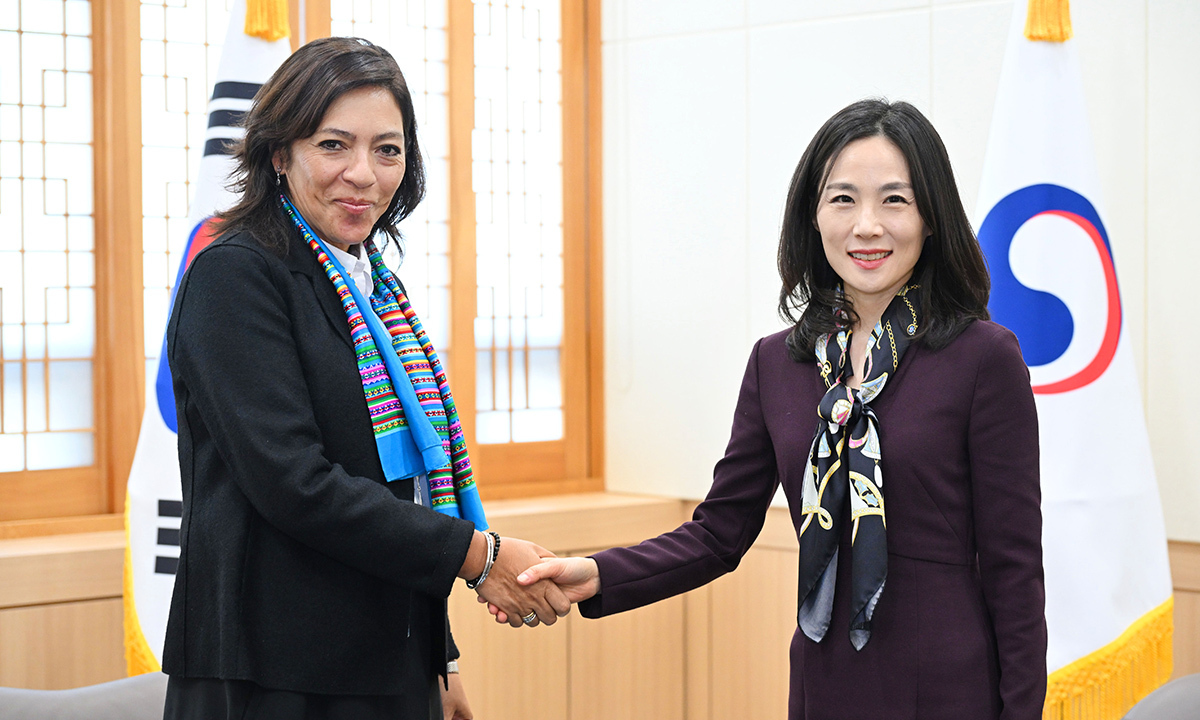 김진아 외교부 제2차관(오른쪽)은 2일 서울 정부서울청사에서&nbsp;엘리자베스 살몬 유엔 북한인권 특별보고관을 접견했다. 외교부 제공