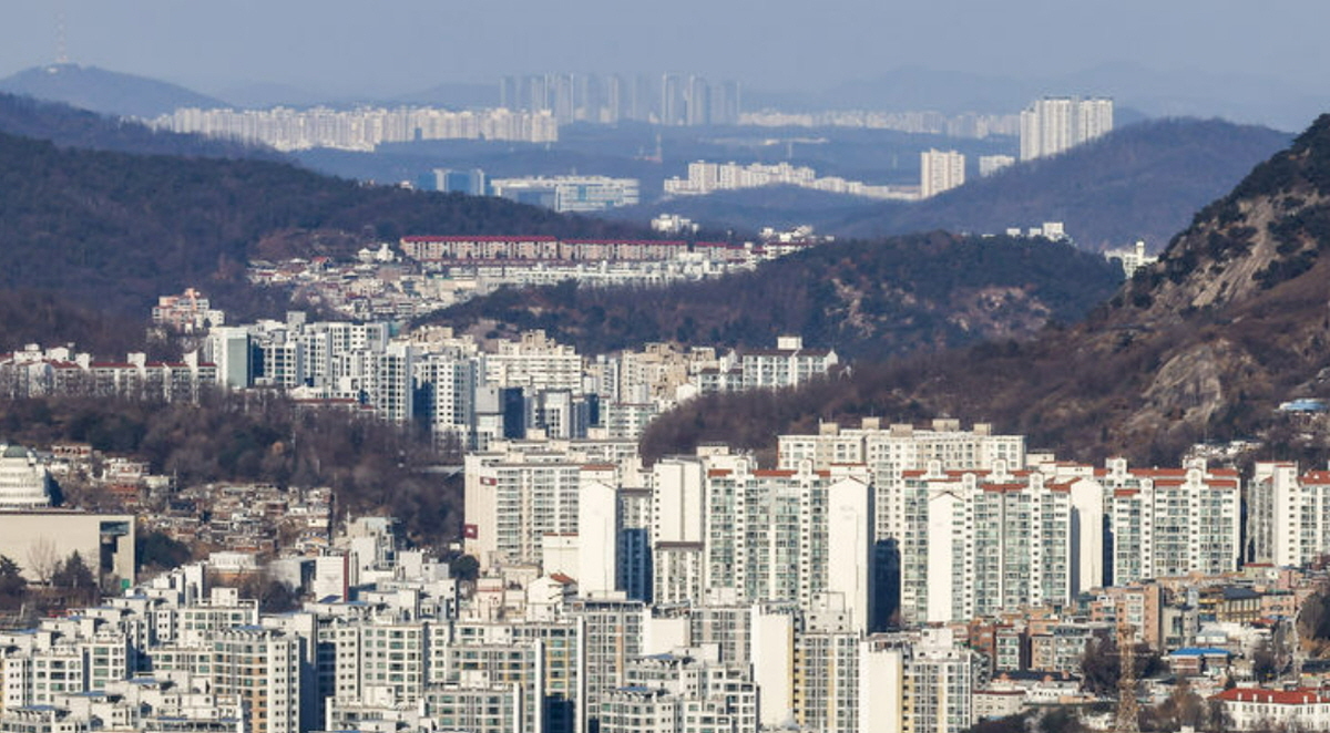 가격을 낮춘 급매물을 찾으려는 실수요자들의 문의가 쏟아지며 핵심 지역 부동산 시장은 유례없는 ‘눈치 싸움’이 한창이다. 연합뉴스