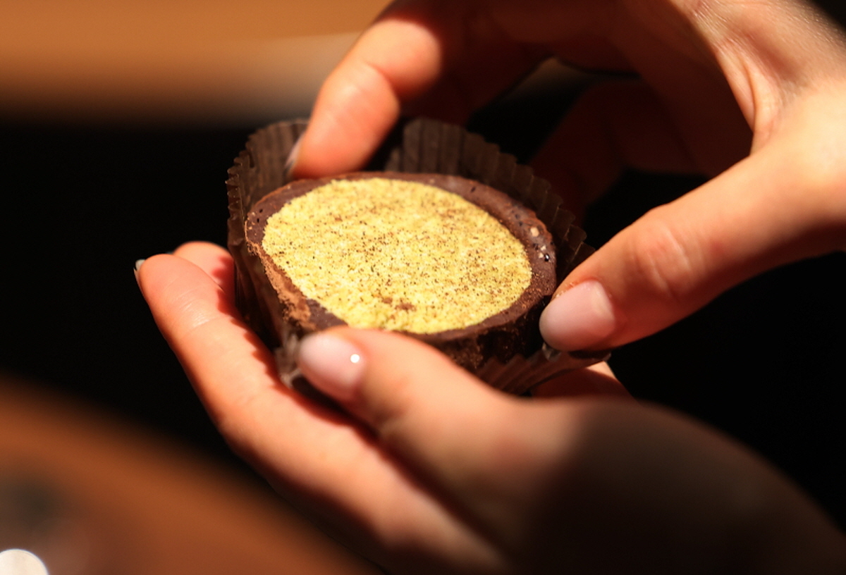 2026년 현재 매장 수 2114개를 기록하며 일본을 제치고 세계 3위 시장으로 우뚝 선 한국. 지난 30일 서울 종로구 한 스타벅스 매장에서 한 시민이 ‘두바이 쫀득 롤’을 살피고 있다. 연합뉴스