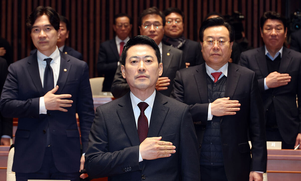 국민의힘 장동혁 대표가 2일 국회 예결위회의장에서 열린 의원총회에서 국기에 경례하고 있다. 연합뉴스