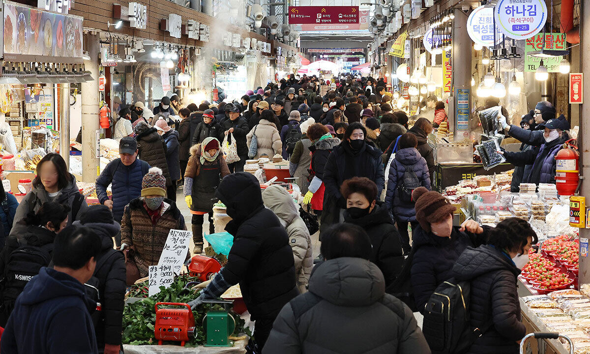 서울의 한 전통시장에서 시민들이 장을 보고 있다. 연합뉴스