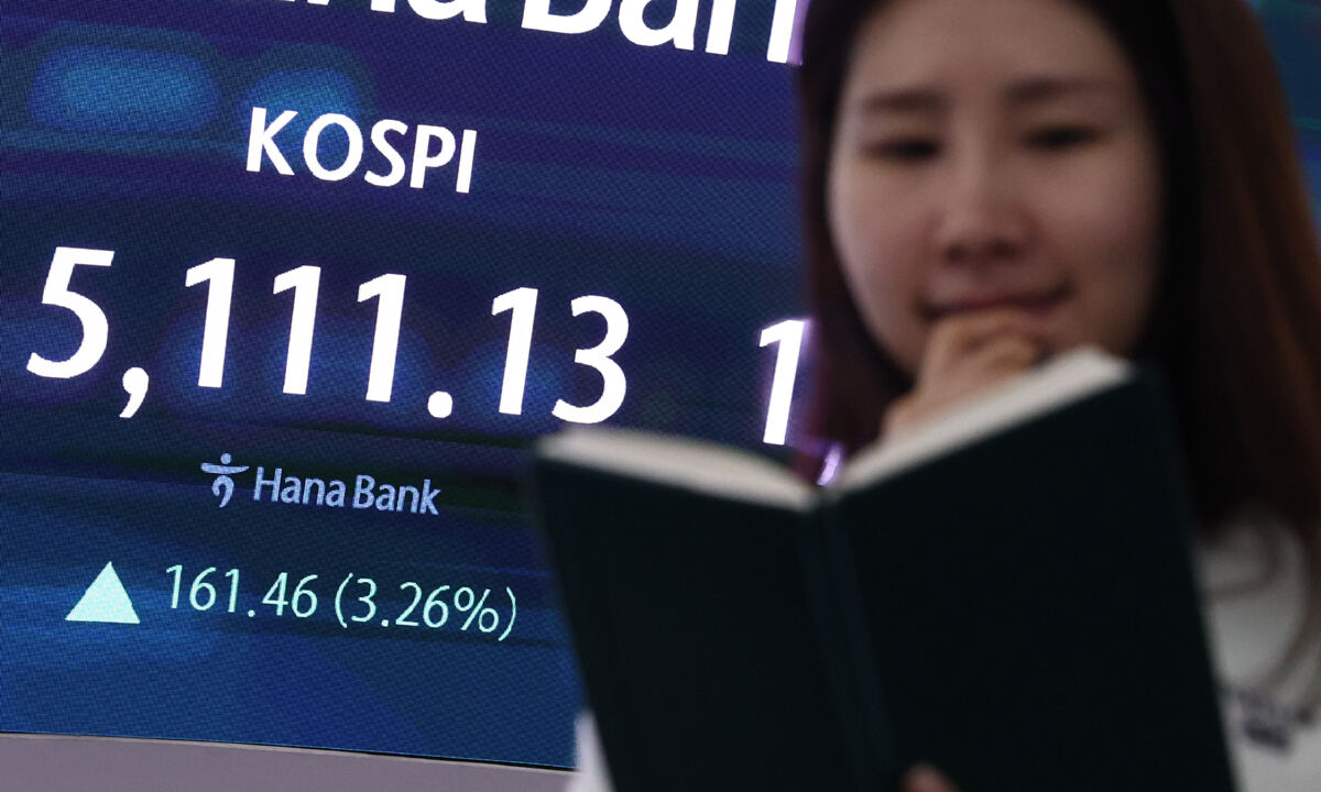 코스피가 장중 5000선을 회복한 3일 오전 서울 중구 하나은행 본점 딜링룸 전광판에 증시 현황이 표시되어 있다. 뉴스1