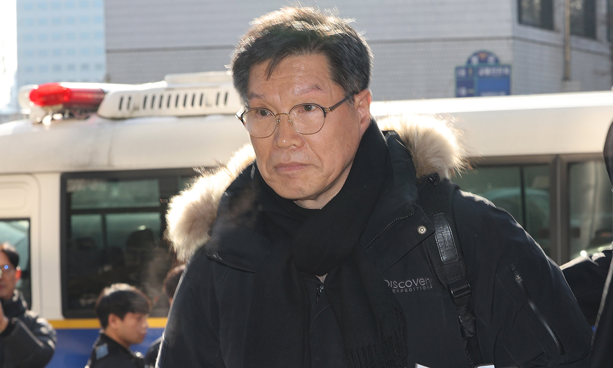 일본군 '위안부' 피해자를 모욕하는 시위를 벌여온 혐의를 받는 김병헌 위안부법폐지국민행동 대표가 3일 서울 서초경찰서에 피의자 신분으로 출석하고 있다. 연합뉴스