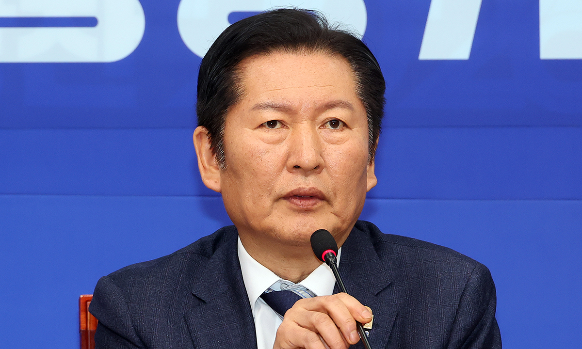 더불어민주당 정청래 대표가 3일 국회에서 자신의 핵심 공약인 1인1표제가 최종 관문인 당 중앙위원회를 통과한 직후 열린 기자 간담회에서 발언하고 있다. 연합뉴스