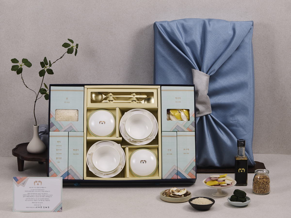 이재명 대통령이 사회 각계각층에 설 명절 선물로 준비한 식재료와 그릇·수저세트. 청와대 제공