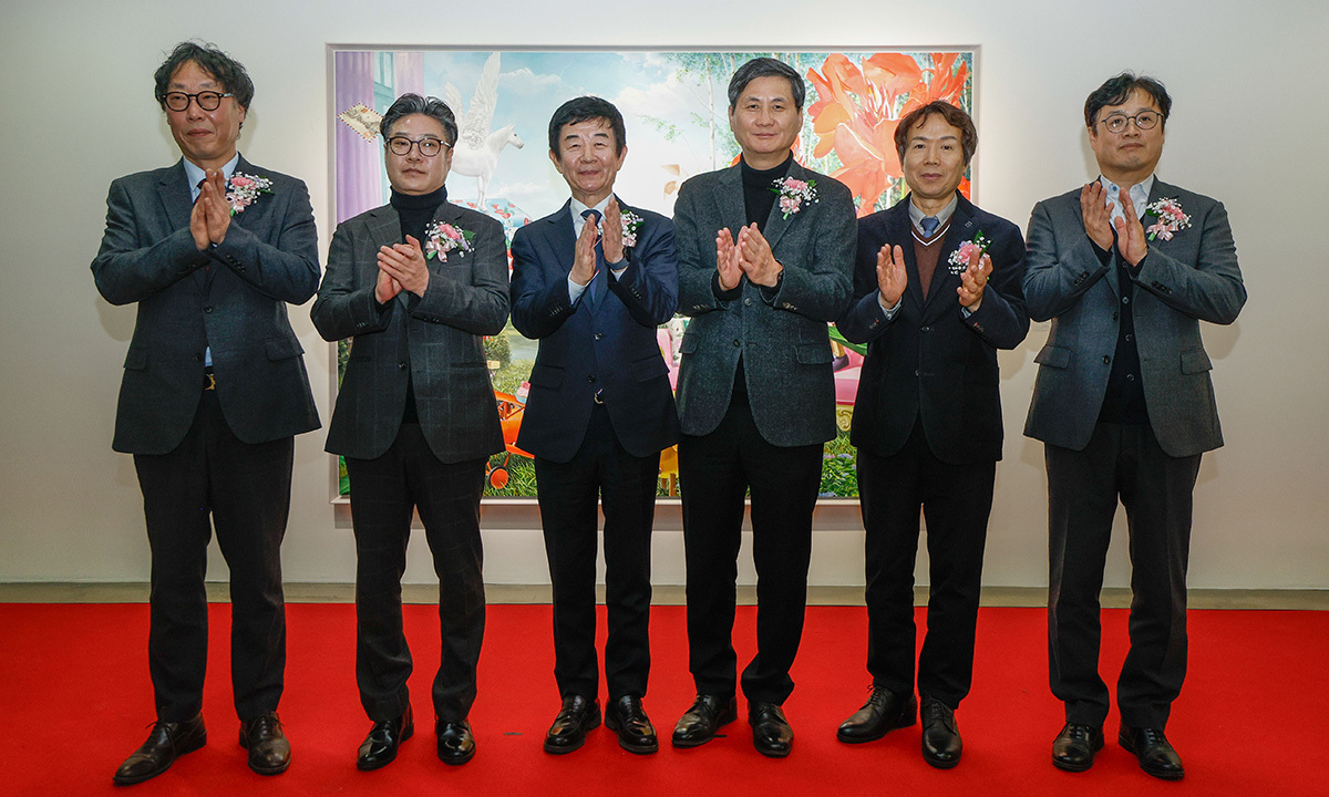 “동화적 모티브로 유년의 순수한 기억으로 안내”