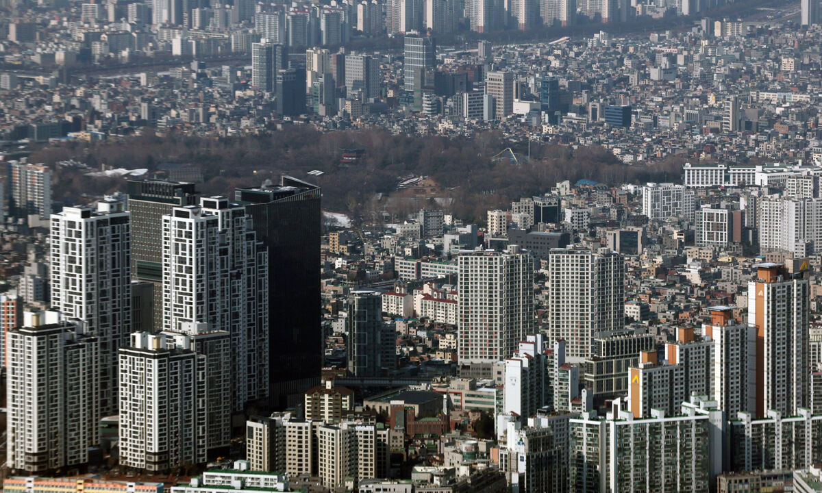 서울 송파구 롯데월드타워 전망대 서울스카이에서 바라본 서울 시내 아파트 등 집합건물의 모습. 뉴시스