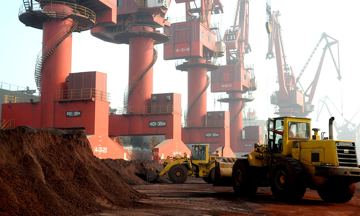 중국 한 항구 야적장에 희토류가 포함된 흙이 쌓여있는 모습. 로이터연합뉴스