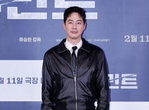 조인성 &${esc.h}34;연기는 생존, 어릴 때 현장은 외롭고 무섭고 혼자였다&${esc.h}34;