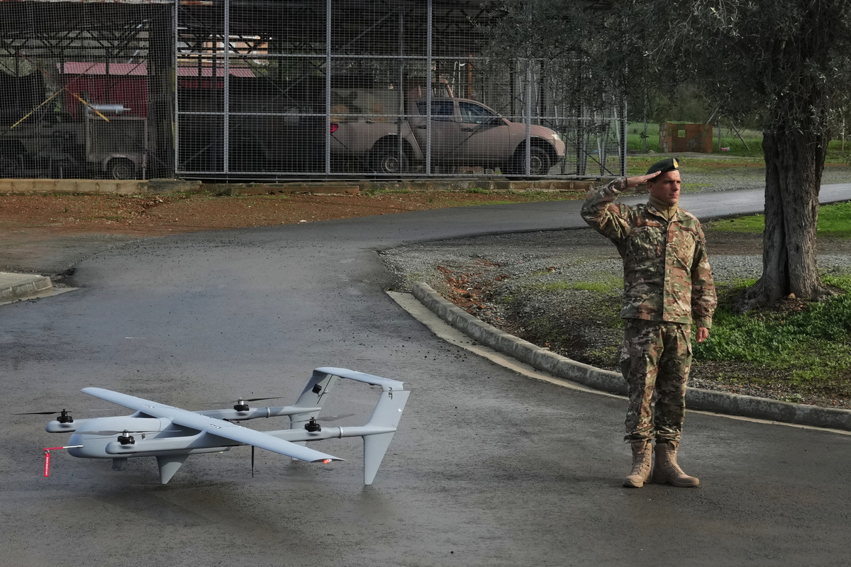 키프로스의 니코시아에서 H-10 드론 옆에 서 있는 군인이 정면을 향해 경례를 하고 있다. AP통신