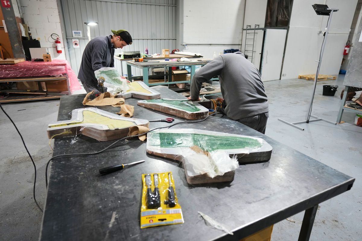 키프로스의 리마솔에 있는 공장에서 작업자들이 드론을 조립하고 있다. AP통신