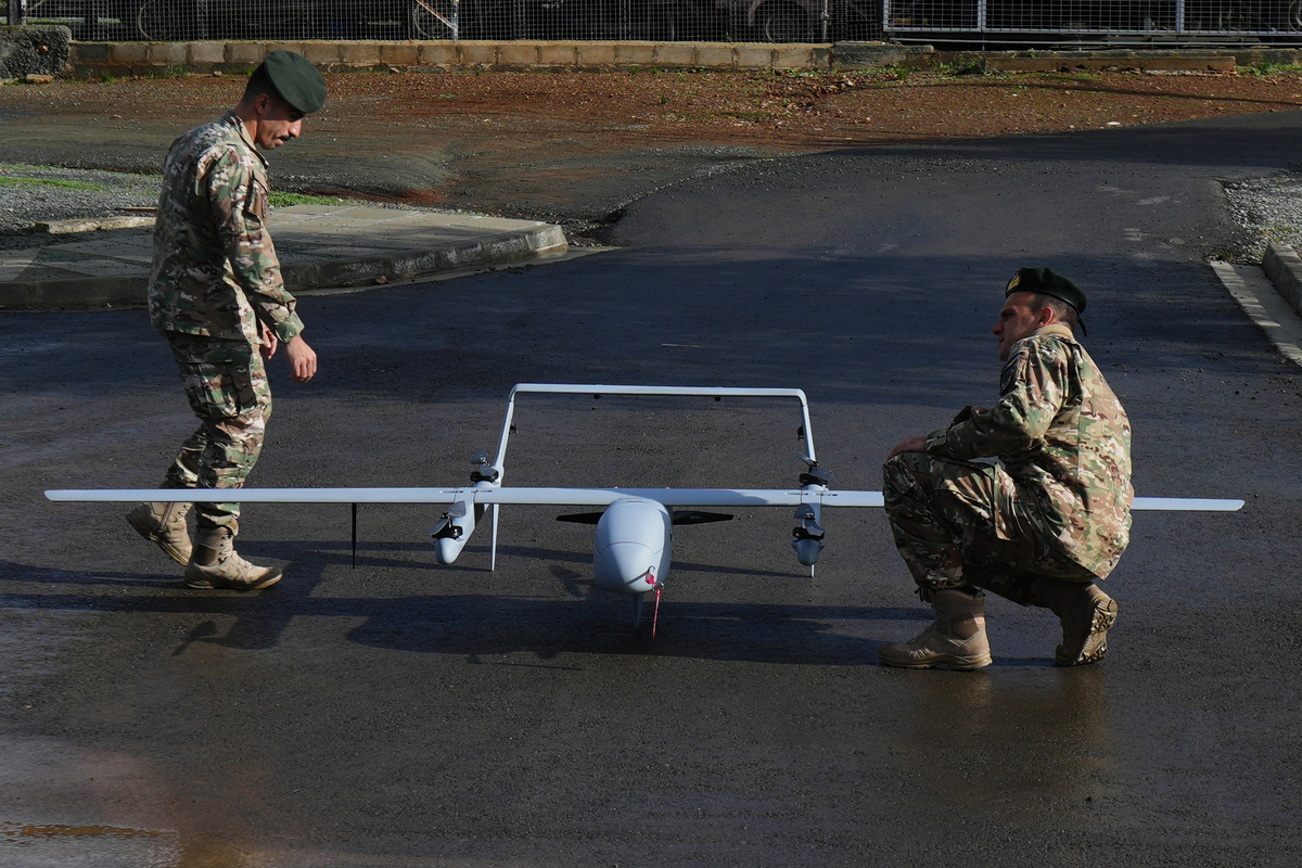 키프로스의 니코시아에서 군인들이 H-10 드론을 살피고 있다. AP통신