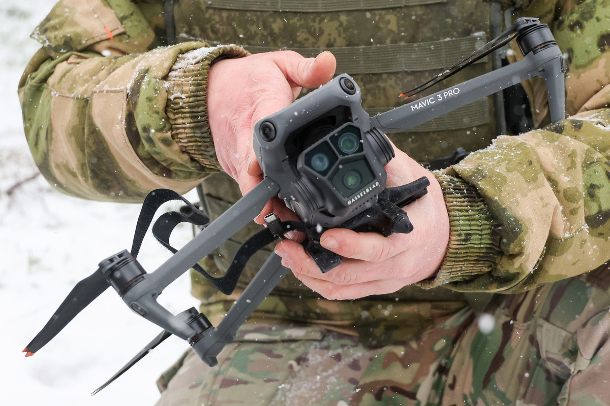 러시아 군인이 중국 DJI 드론을 조작하고 있다. 타스연합뉴스