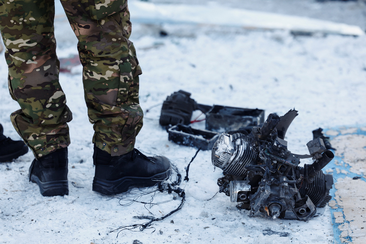 러시아 자폭드론 잔해가 추락한 채 방치되어 있다. 로이터