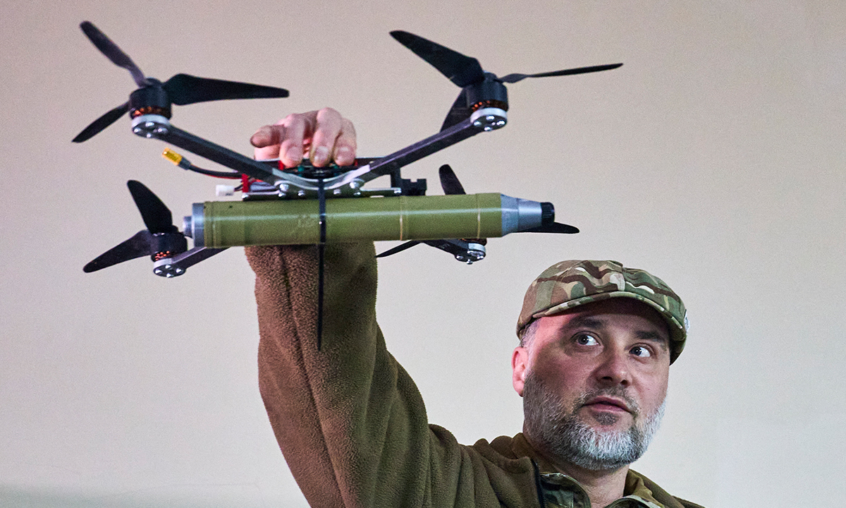 우크라이나 군인이 폭발물을 탑재한 드론을 손에 들어 보이고 있다. EPA연합뉴스