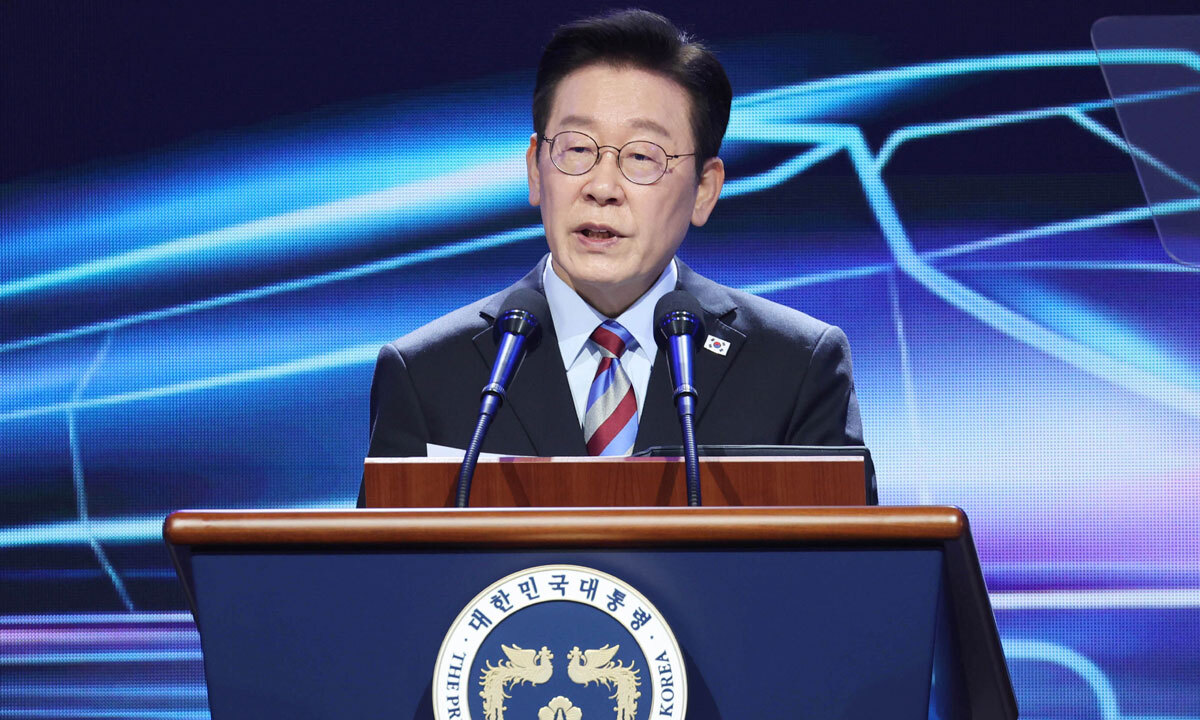 이재명 대통령이 6일 경남 거제시 견내량 인근에서 열린 남부내륙철도 착공식에서 기념사를 하고 있다. 뉴시스