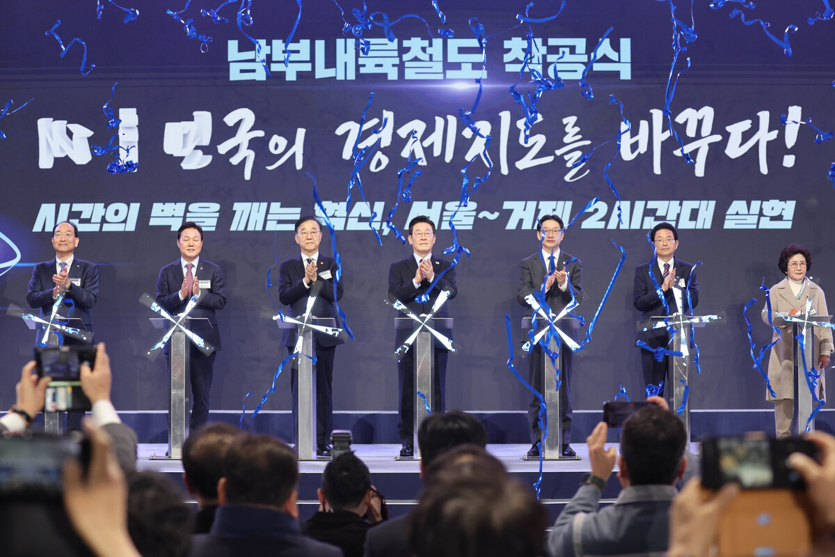 이재명 대통령이 6일 경남 거제시 견내량 인근에서 열린 남부내륙철도 착공식에서 착공기념 세레머니를 하고 있다. 왼쪽부터 이성해 국가철도공단 이사장, 박완수 경남도지사, 김윤덕 국토교통부 장관, 이재명 대통령, 김경수 지방시대위원장, 이철우 경북도지사, 김정자 거제시민. 뉴스1