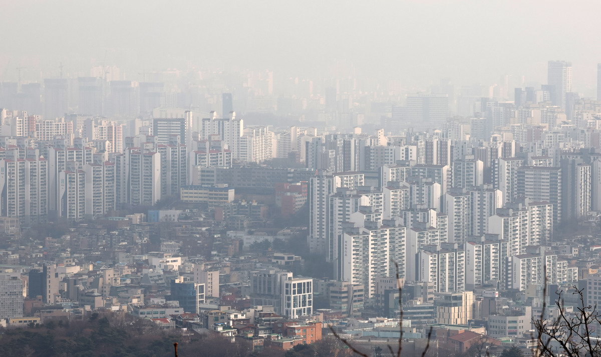 이재명 대통령의 연이은 고강도 부동산 메시지에 서울 강남3구 등에서 급매물이 늘어난 5일 오후 서울 용산구 남산 전망대에서 바라본 서울 도심 아파트가 희뿌연 대기에 갖혀 있다.&nbsp; 뉴시스